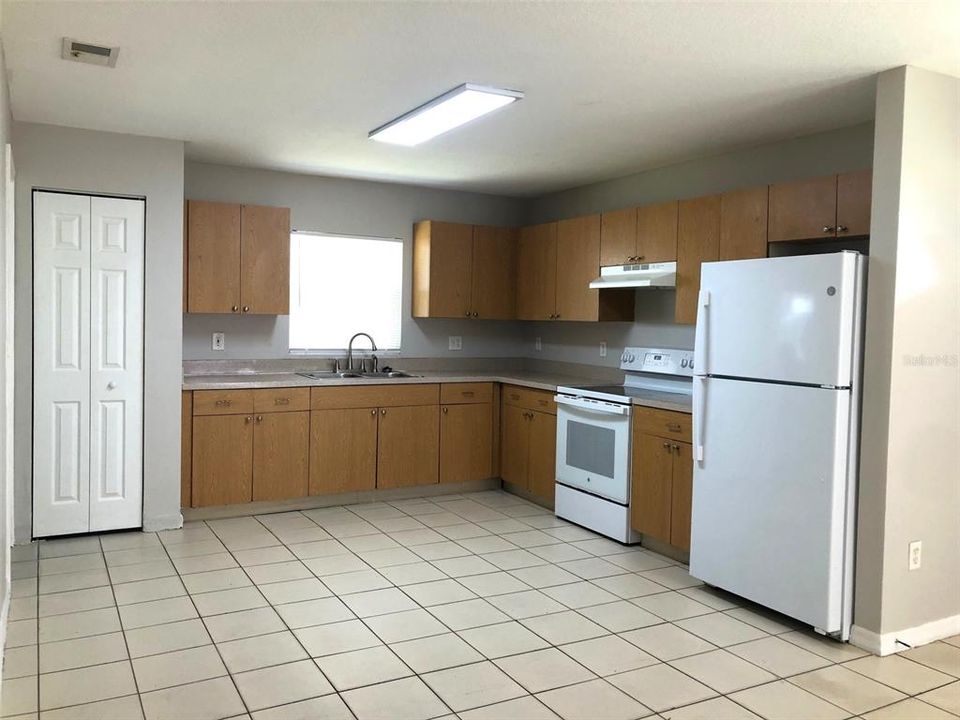 For Rent: $1,800 (5 beds, 2 baths, 1400 Square Feet)