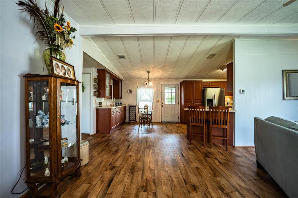 Active With Contract: $185,000 (2 beds, 2 baths, 1296 Square Feet)