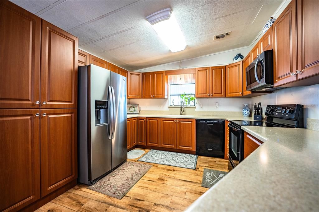 Active With Contract: $185,000 (2 beds, 2 baths, 1296 Square Feet)