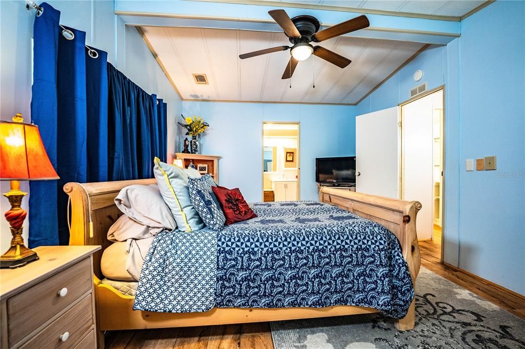 Active With Contract: $185,000 (2 beds, 2 baths, 1296 Square Feet)