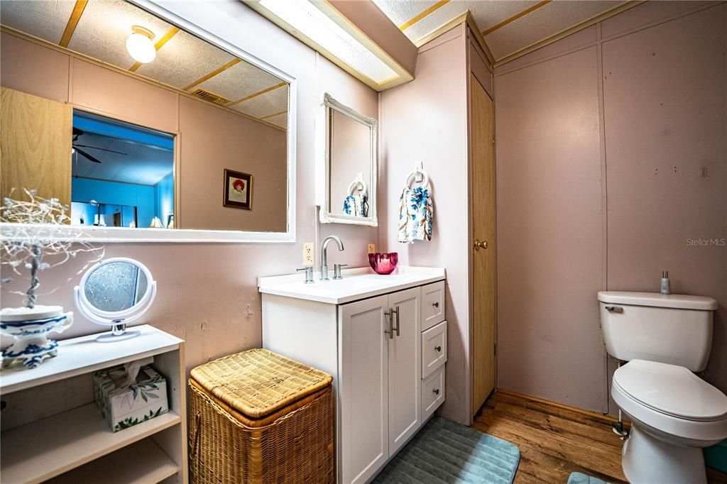 Active With Contract: $185,000 (2 beds, 2 baths, 1296 Square Feet)