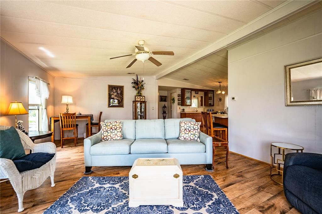 Active With Contract: $185,000 (2 beds, 2 baths, 1296 Square Feet)