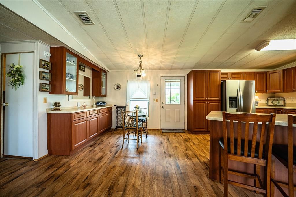 Active With Contract: $185,000 (2 beds, 2 baths, 1296 Square Feet)