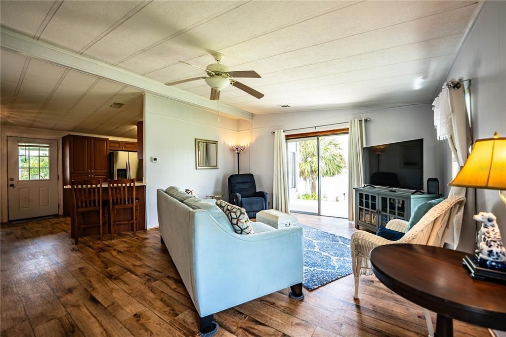 Active With Contract: $185,000 (2 beds, 2 baths, 1296 Square Feet)