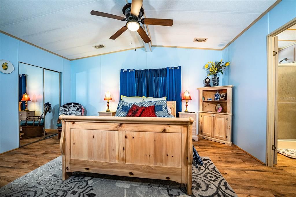 Active With Contract: $185,000 (2 beds, 2 baths, 1296 Square Feet)