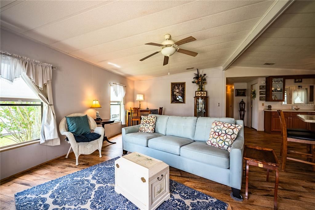 Active With Contract: $185,000 (2 beds, 2 baths, 1296 Square Feet)