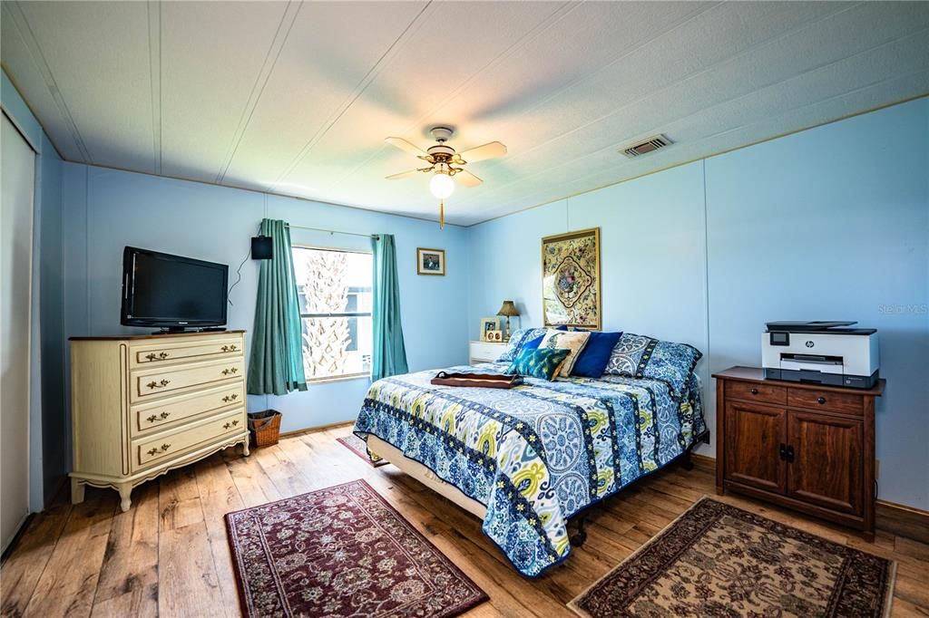 Active With Contract: $185,000 (2 beds, 2 baths, 1296 Square Feet)