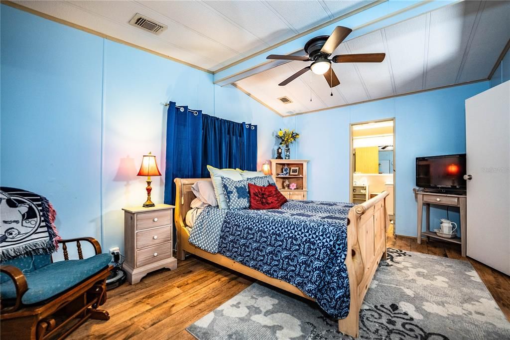 Active With Contract: $185,000 (2 beds, 2 baths, 1296 Square Feet)