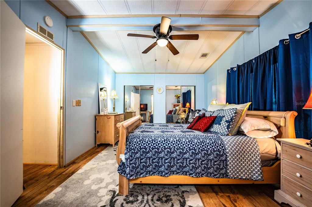 Active With Contract: $185,000 (2 beds, 2 baths, 1296 Square Feet)