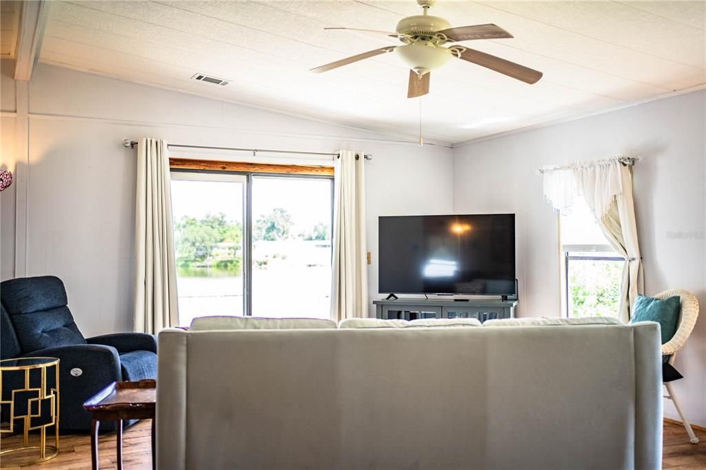 Active With Contract: $185,000 (2 beds, 2 baths, 1296 Square Feet)