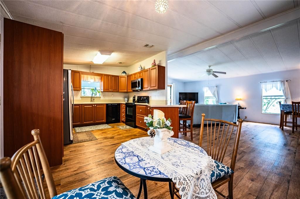 Active With Contract: $185,000 (2 beds, 2 baths, 1296 Square Feet)