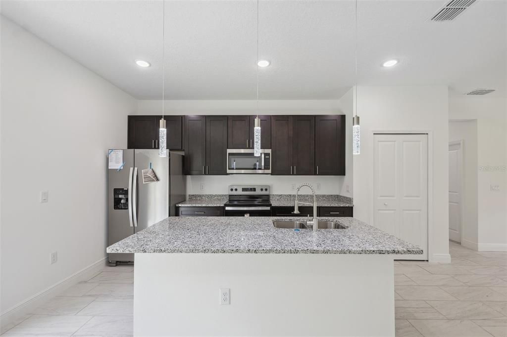 For Rent: $1,700 (4 beds, 2 baths, 1580 Square Feet)