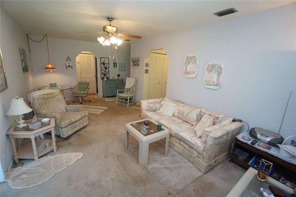 待售: $99,900 (2 贝兹, 2 浴室, 956 平方英尺)