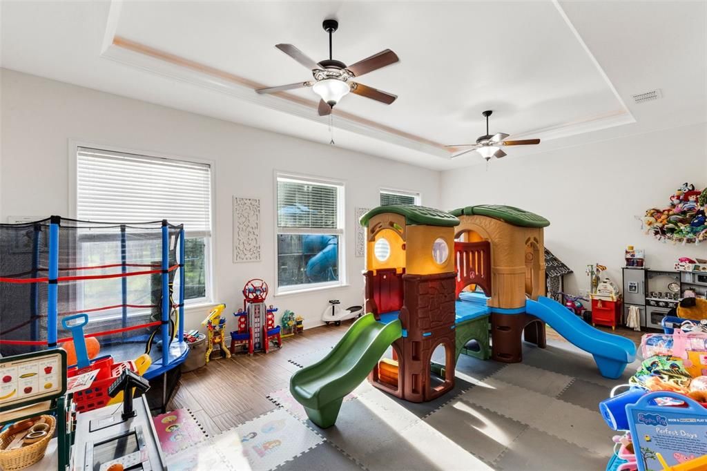 合同活跃: $749,000 (4 贝兹, 3 浴室, 3307 平方英尺)