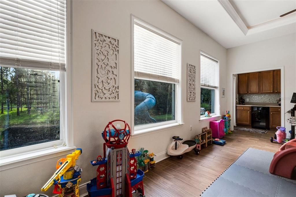 合同活跃: $749,000 (4 贝兹, 3 浴室, 3307 平方英尺)