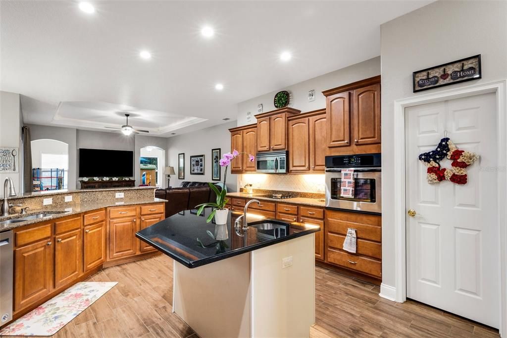 合同活跃: $749,000 (4 贝兹, 3 浴室, 3307 平方英尺)