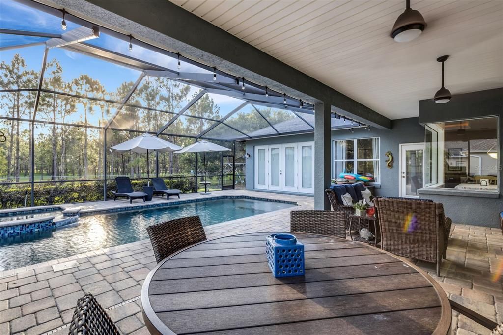 合同活跃: $749,000 (4 贝兹, 3 浴室, 3307 平方英尺)