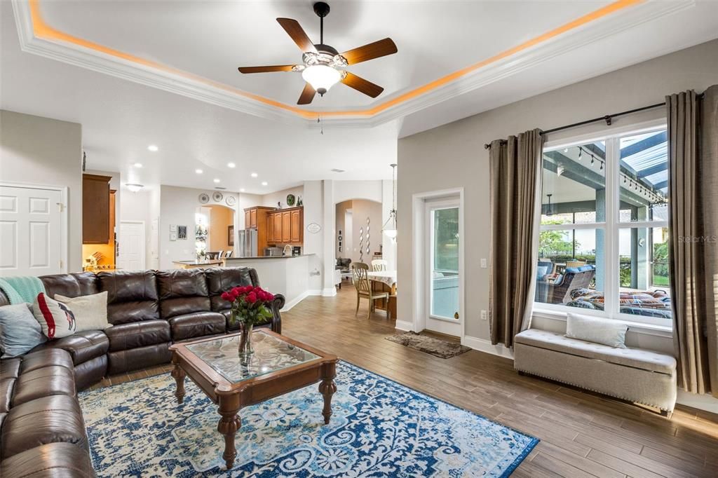 合同活跃: $749,000 (4 贝兹, 3 浴室, 3307 平方英尺)