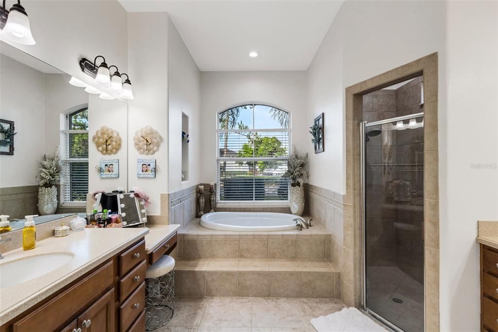 合同活跃: $749,000 (4 贝兹, 3 浴室, 3307 平方英尺)