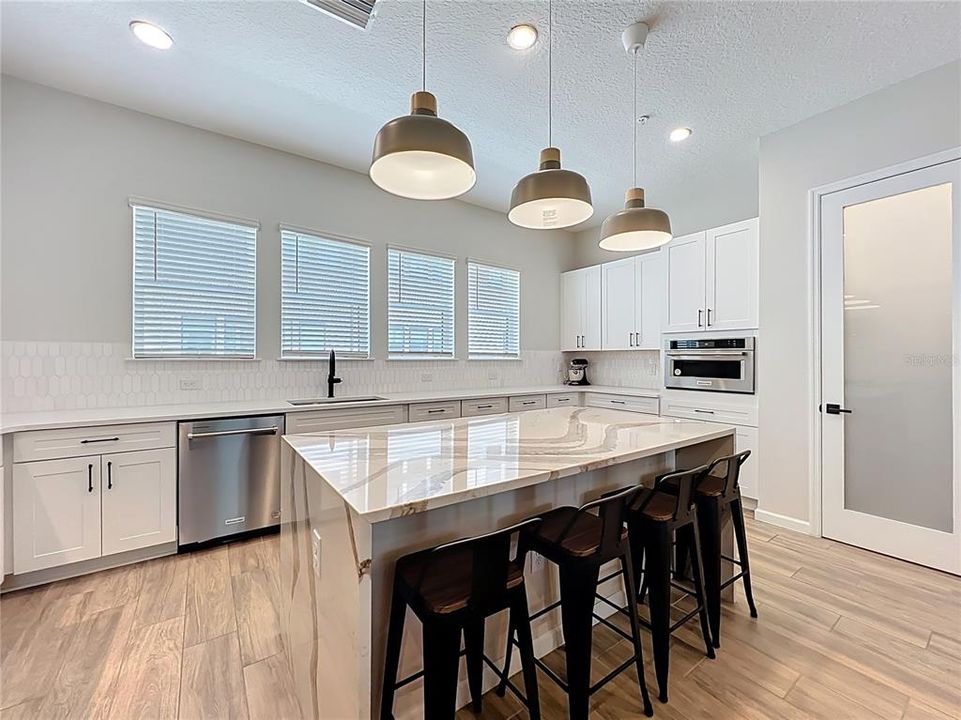 На продажу: $680,000 (4 спален, 3 ванн, 1815 Квадратных фут)