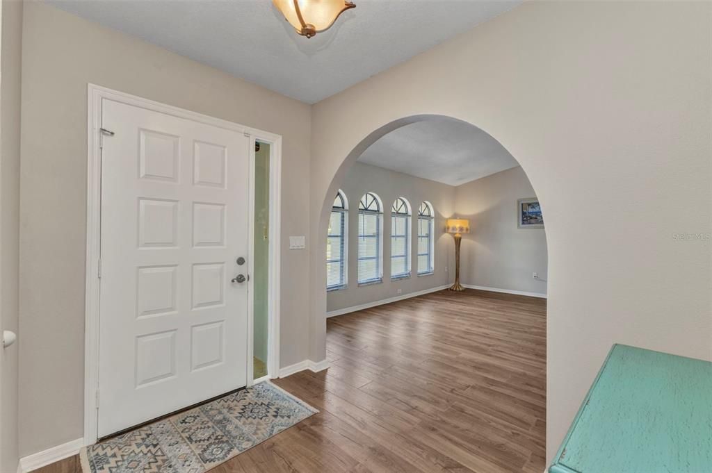 合同活跃: $419,900 (3 贝兹, 2 浴室, 2271 平方英尺)