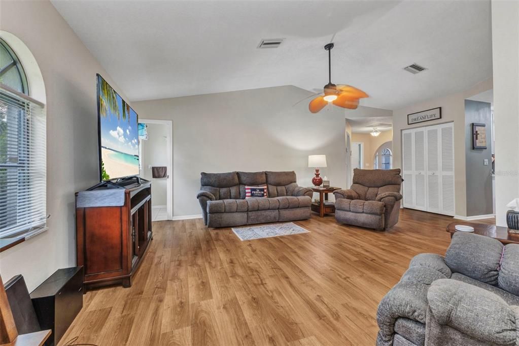 合同活跃: $419,900 (3 贝兹, 2 浴室, 2271 平方英尺)