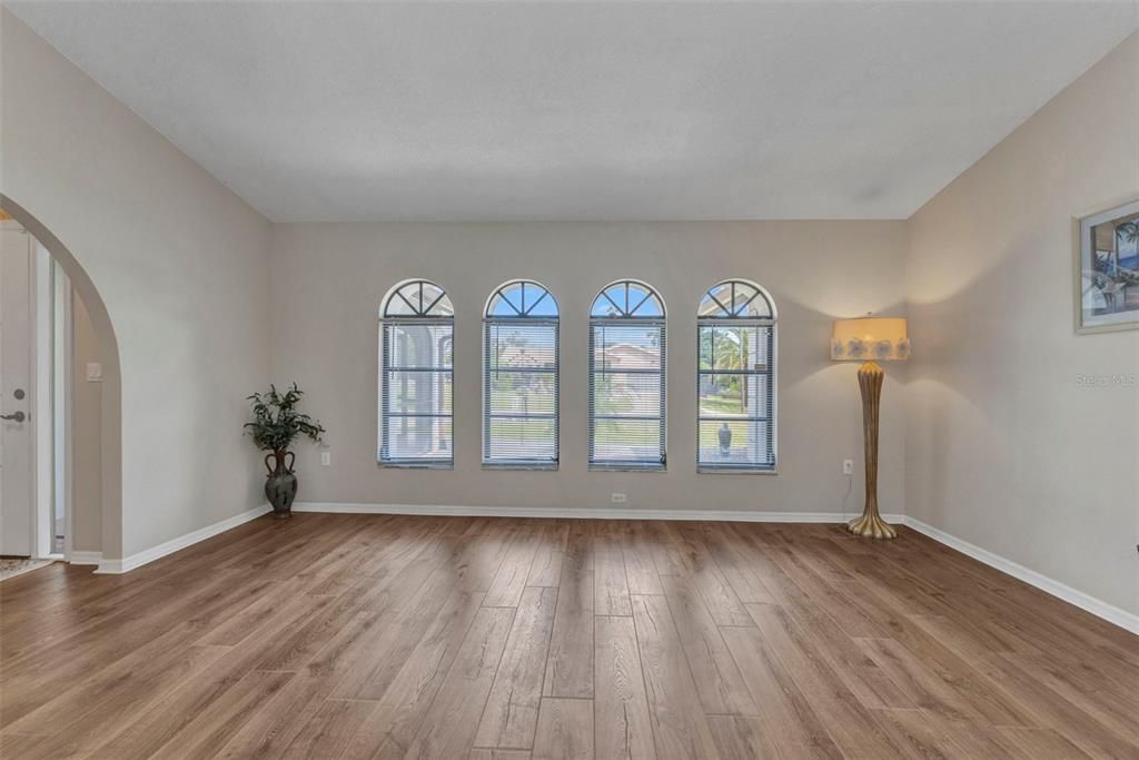 合同活跃: $419,900 (3 贝兹, 2 浴室, 2271 平方英尺)