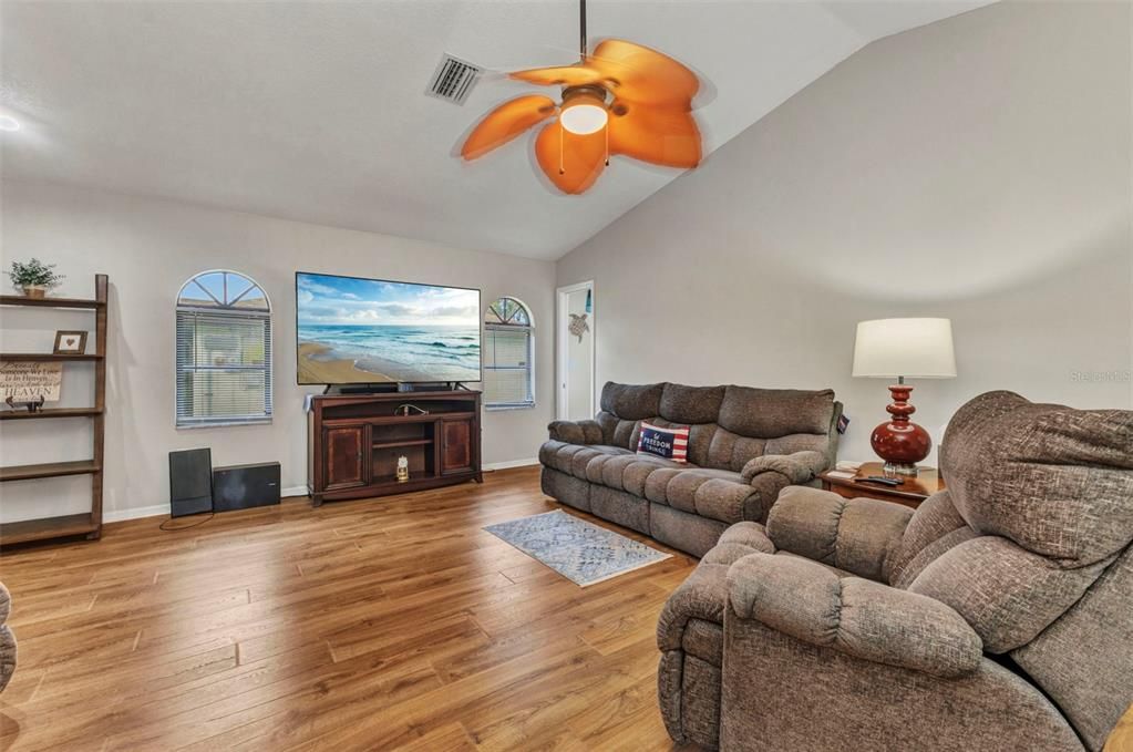 合同活跃: $419,900 (3 贝兹, 2 浴室, 2271 平方英尺)