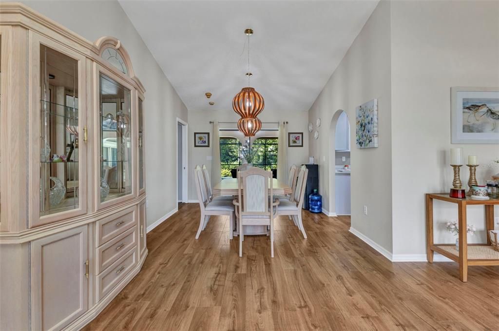 合同活跃: $419,900 (3 贝兹, 2 浴室, 2271 平方英尺)