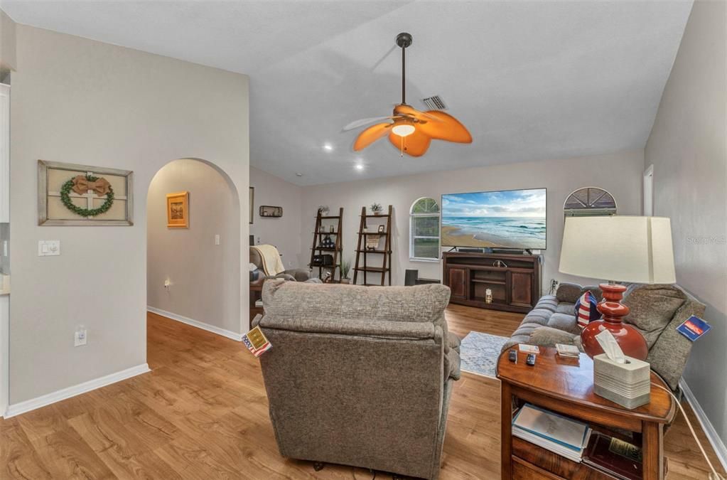 合同活跃: $419,900 (3 贝兹, 2 浴室, 2271 平方英尺)