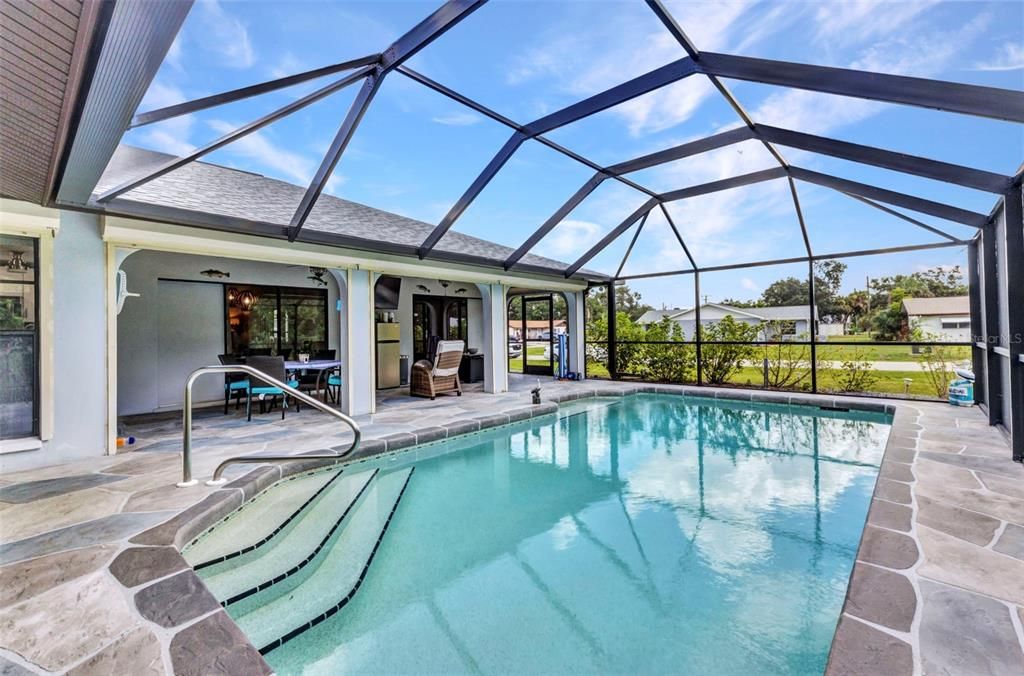 合同活跃: $419,900 (3 贝兹, 2 浴室, 2271 平方英尺)