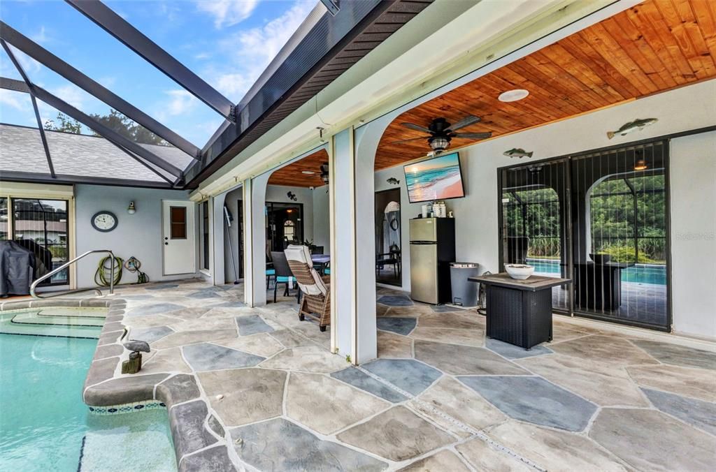 合同活跃: $419,900 (3 贝兹, 2 浴室, 2271 平方英尺)