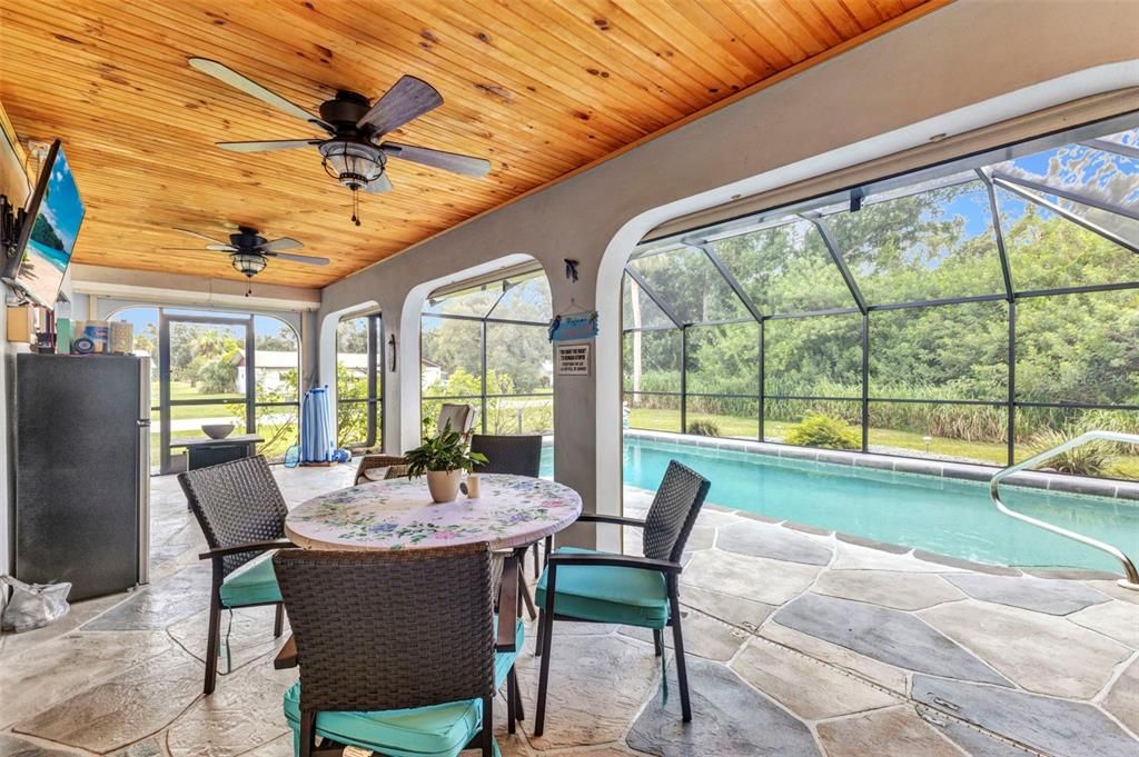 合同活跃: $419,900 (3 贝兹, 2 浴室, 2271 平方英尺)