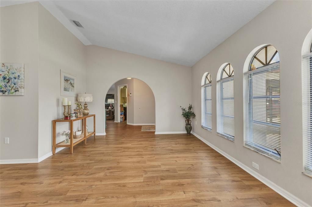 合同活跃: $419,900 (3 贝兹, 2 浴室, 2271 平方英尺)