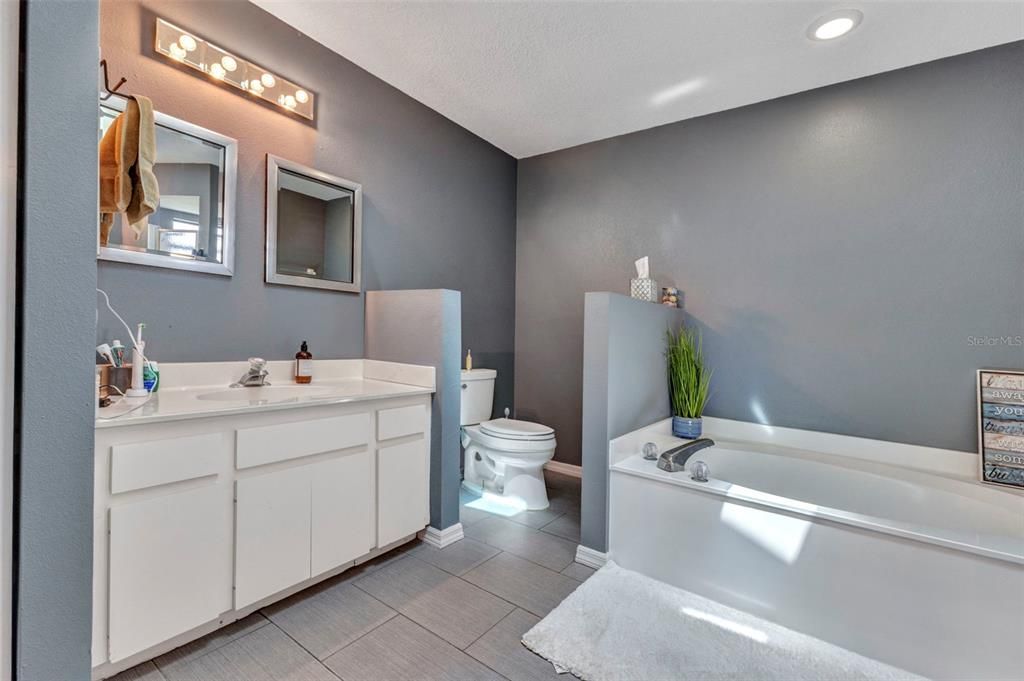 合同活跃: $419,900 (3 贝兹, 2 浴室, 2271 平方英尺)