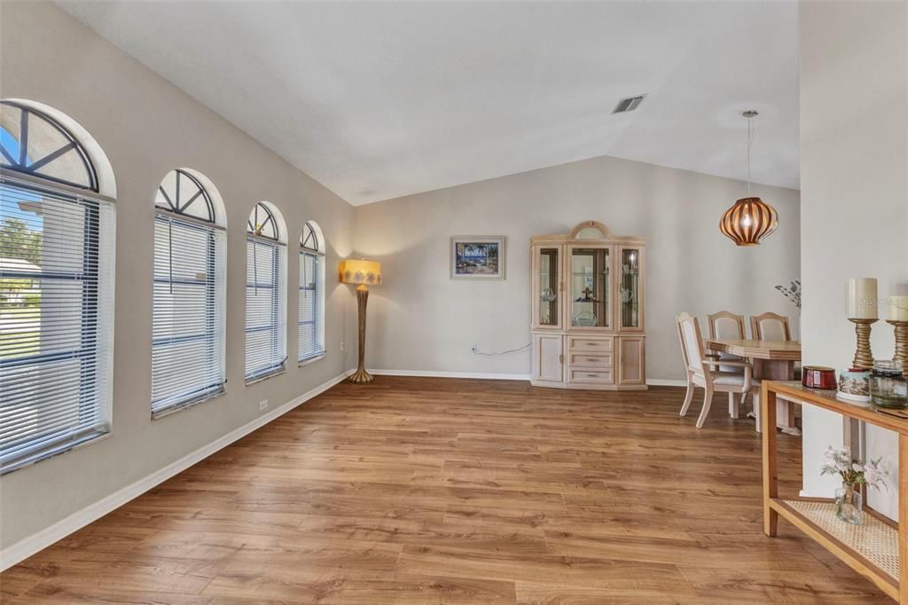 合同活跃: $419,900 (3 贝兹, 2 浴室, 2271 平方英尺)