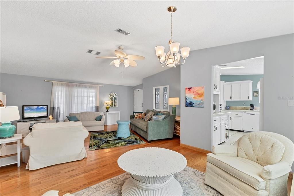 Activo con contrato: $190,000 (2 camas, 2 baños, 1421 Pies cuadrados)