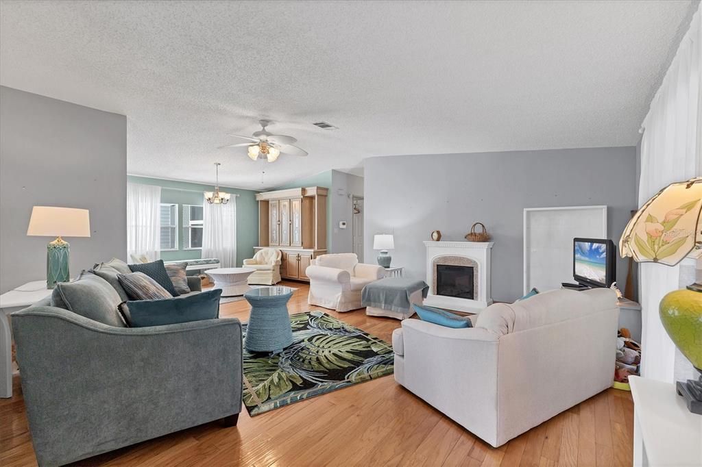 Activo con contrato: $190,000 (2 camas, 2 baños, 1421 Pies cuadrados)