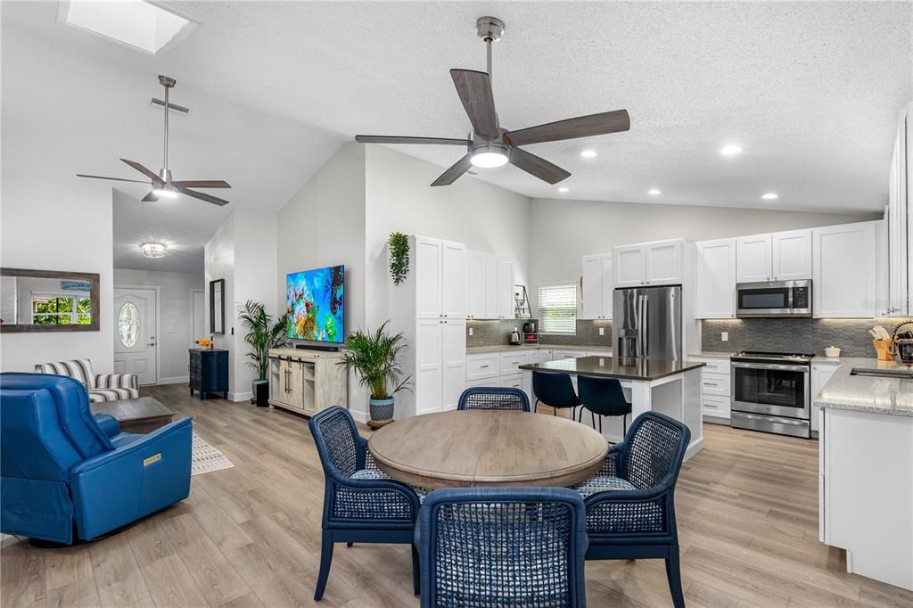 Под контрактом: $319,000 (3 спален, 2 ванн, 1344 Квадратных фут)