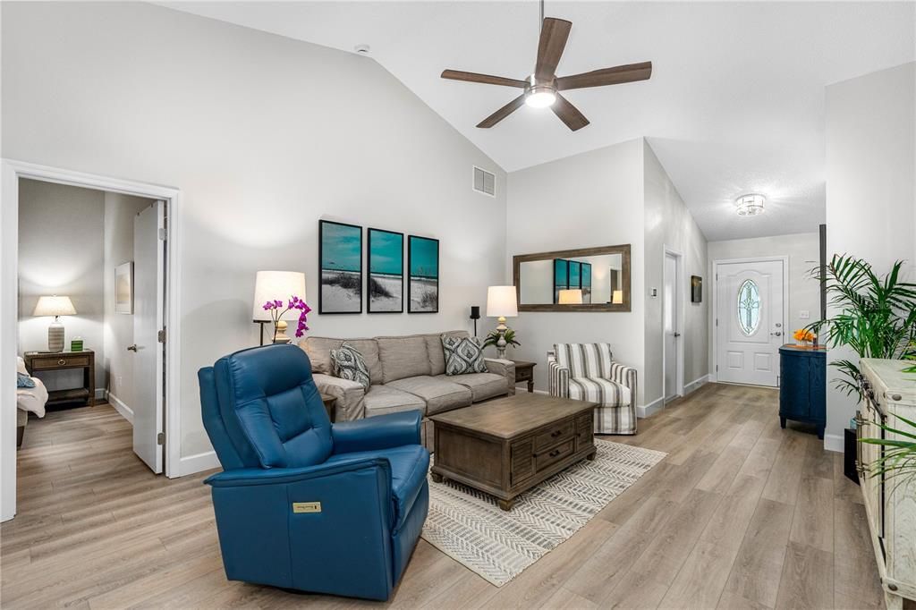 Под контрактом: $319,000 (3 спален, 2 ванн, 1344 Квадратных фут)