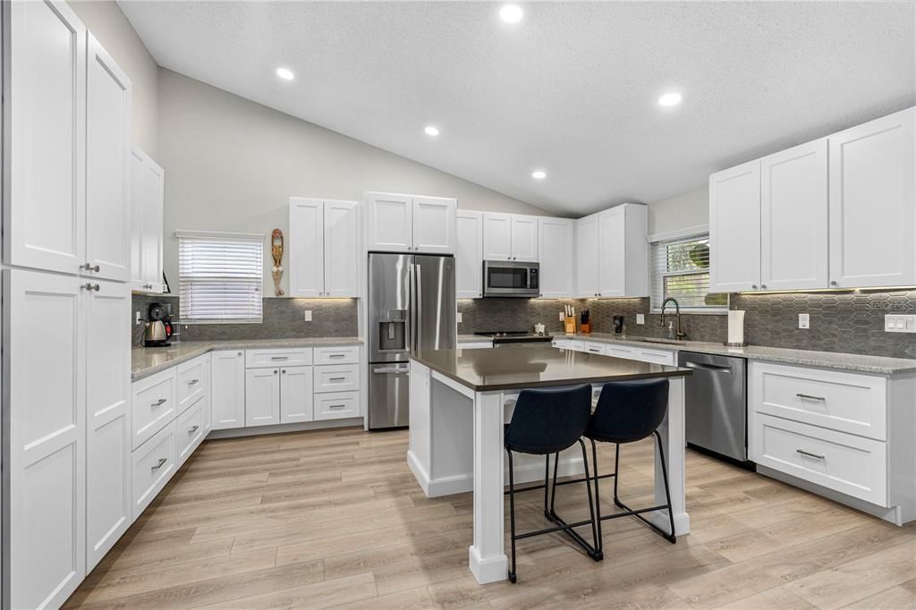 Под контрактом: $319,000 (3 спален, 2 ванн, 1344 Квадратных фут)