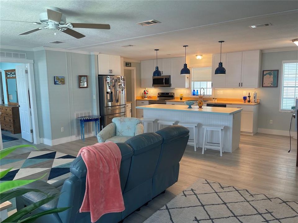 合同活跃: $189,000 (3 贝兹, 2 浴室, 1485 平方英尺)