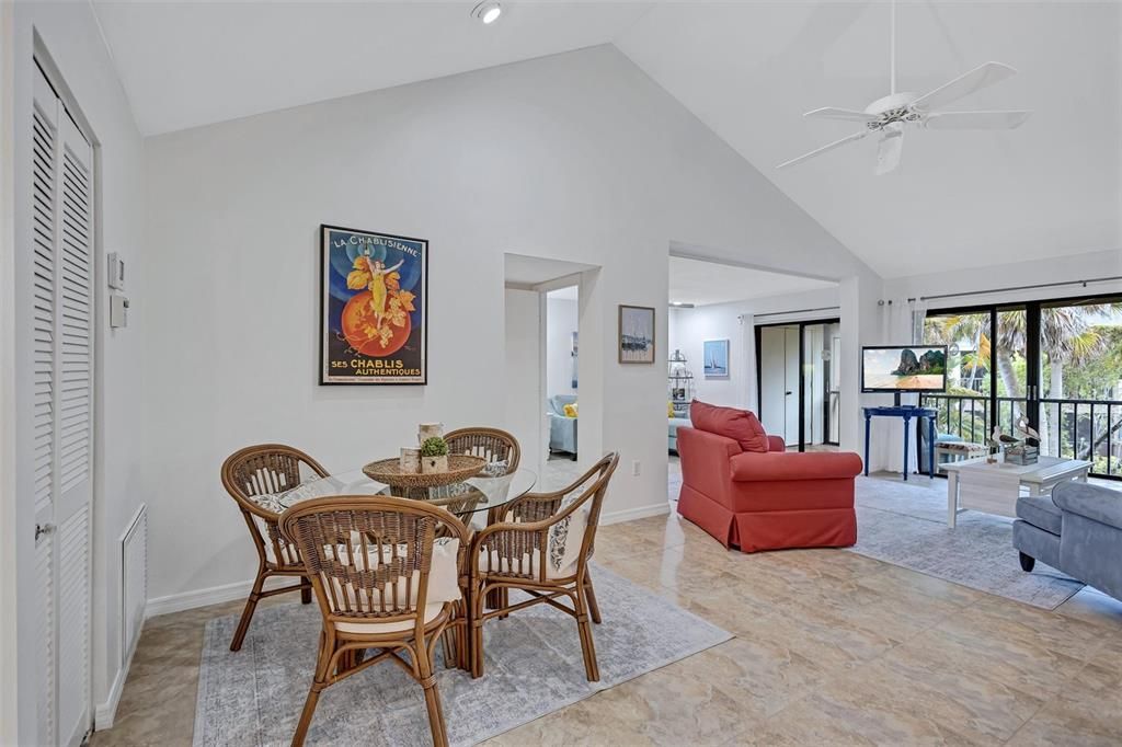 На продажу: $397,000 (3 спален, 2 ванн, 1283 Квадратных фут)