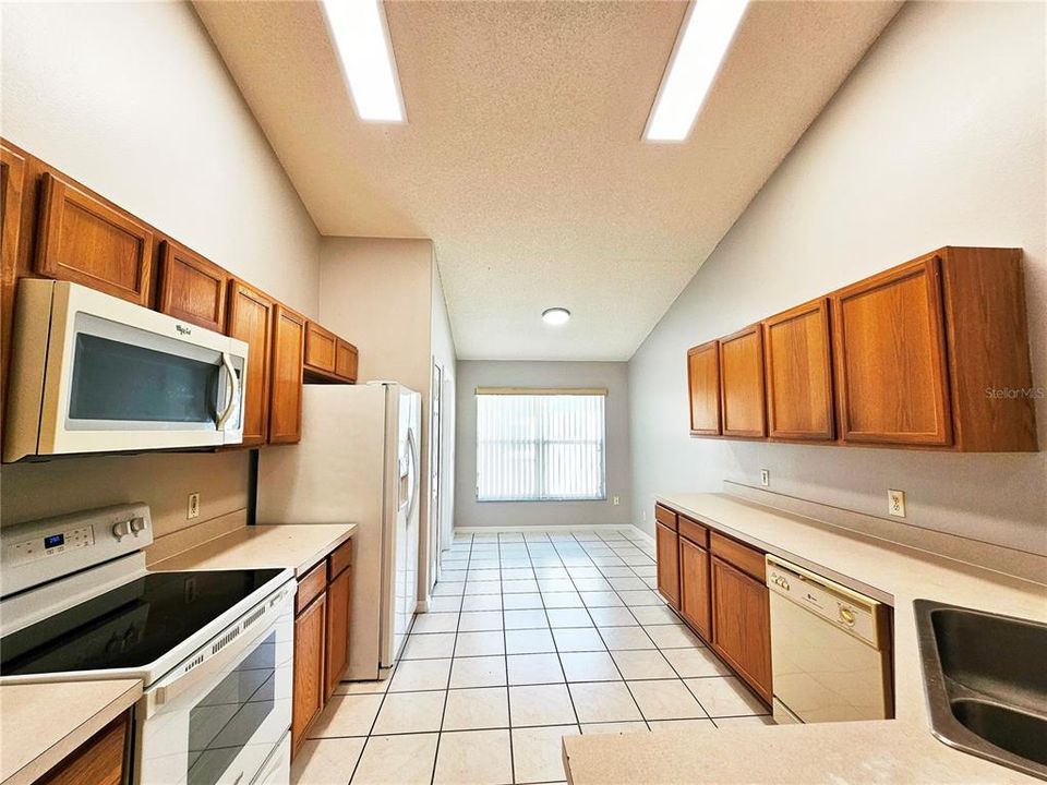 合同活跃: $2,600 (4 贝兹, 2 浴室, 1778 平方英尺)