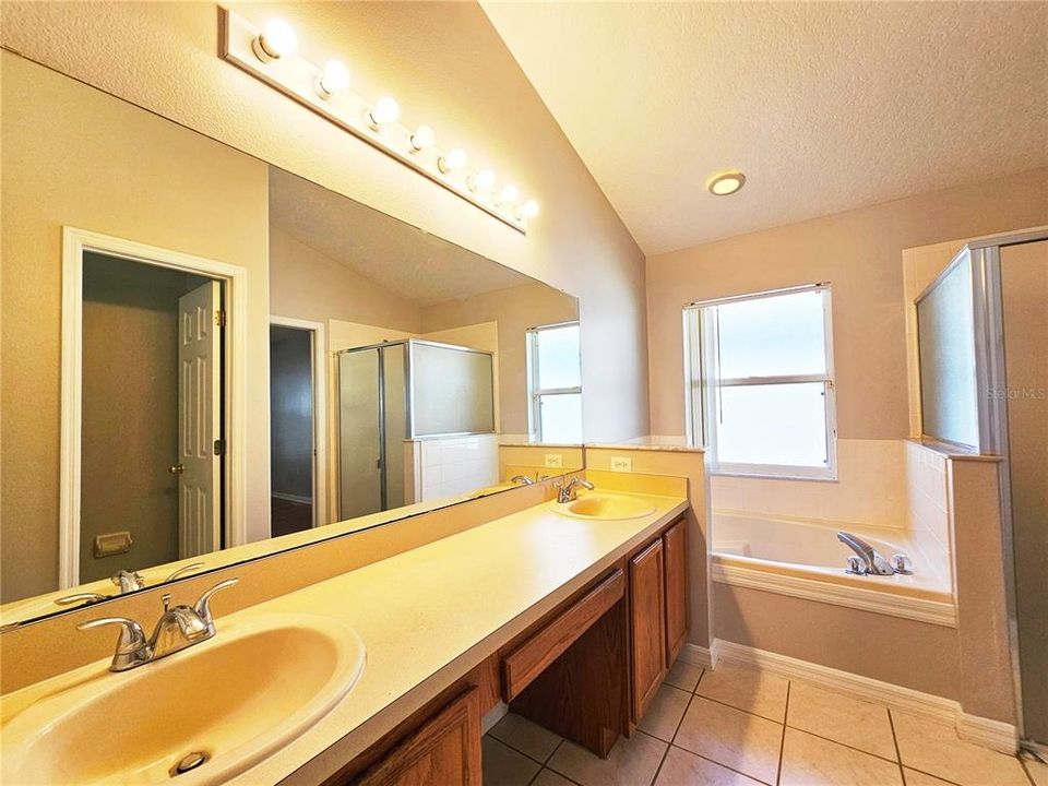 合同活跃: $2,600 (4 贝兹, 2 浴室, 1778 平方英尺)