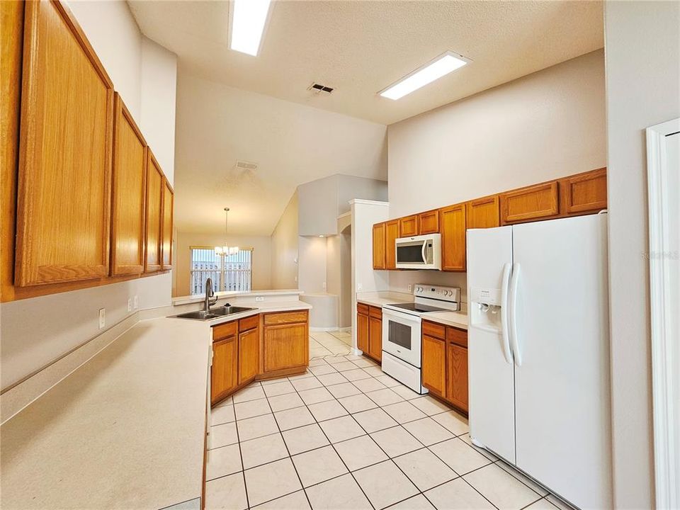 合同活跃: $2,600 (4 贝兹, 2 浴室, 1778 平方英尺)