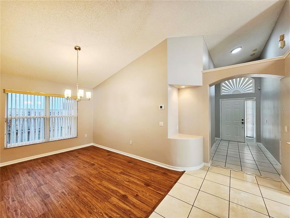 合同活跃: $2,600 (4 贝兹, 2 浴室, 1778 平方英尺)