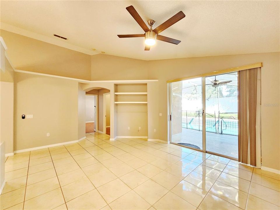 合同活跃: $2,600 (4 贝兹, 2 浴室, 1778 平方英尺)