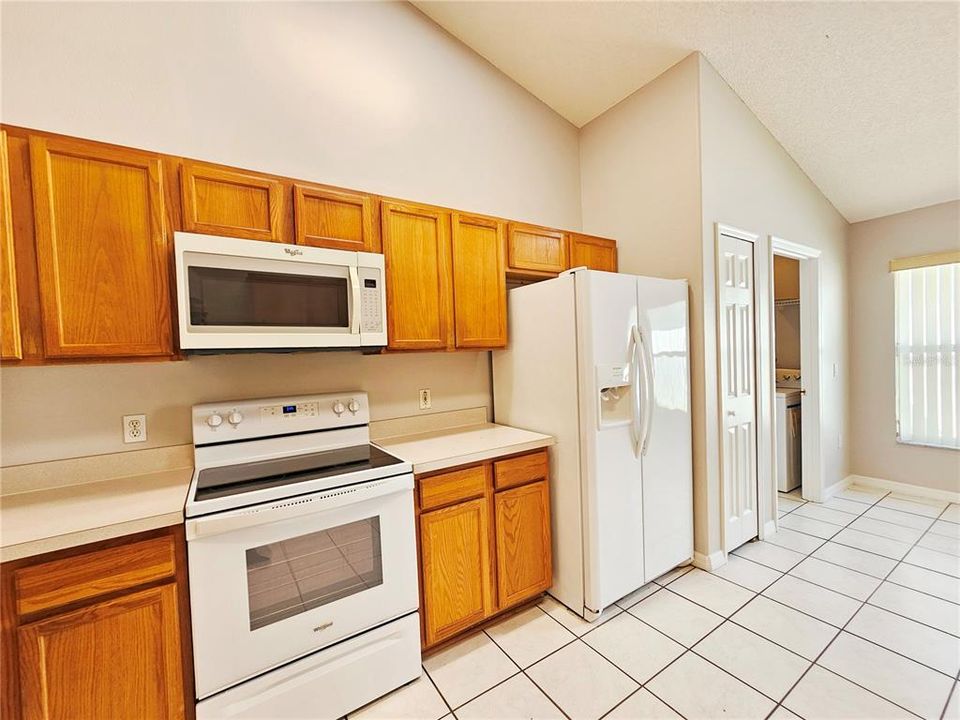 合同活跃: $2,600 (4 贝兹, 2 浴室, 1778 平方英尺)