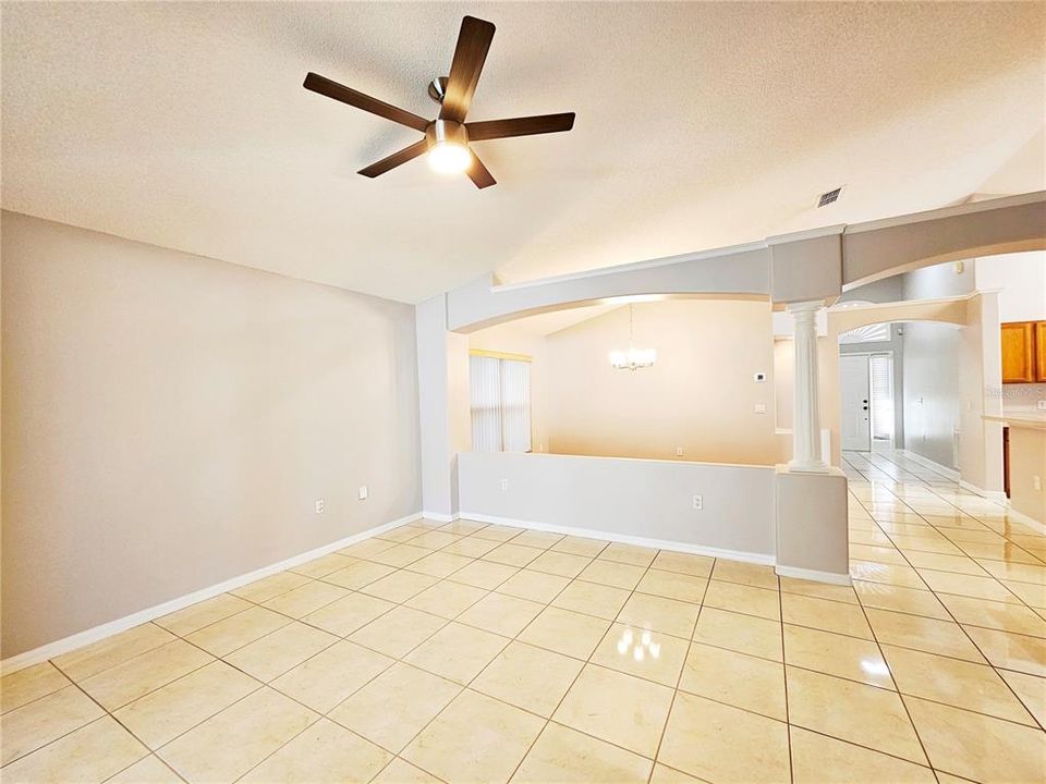 合同活跃: $2,600 (4 贝兹, 2 浴室, 1778 平方英尺)